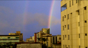 dois arco-íris no céu de Belo Horizonte